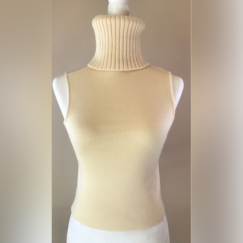 CHANEL sleeveless turtleneck